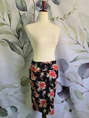 LULAROE | Cassie Pencil Skirt in Black Floral sz XS